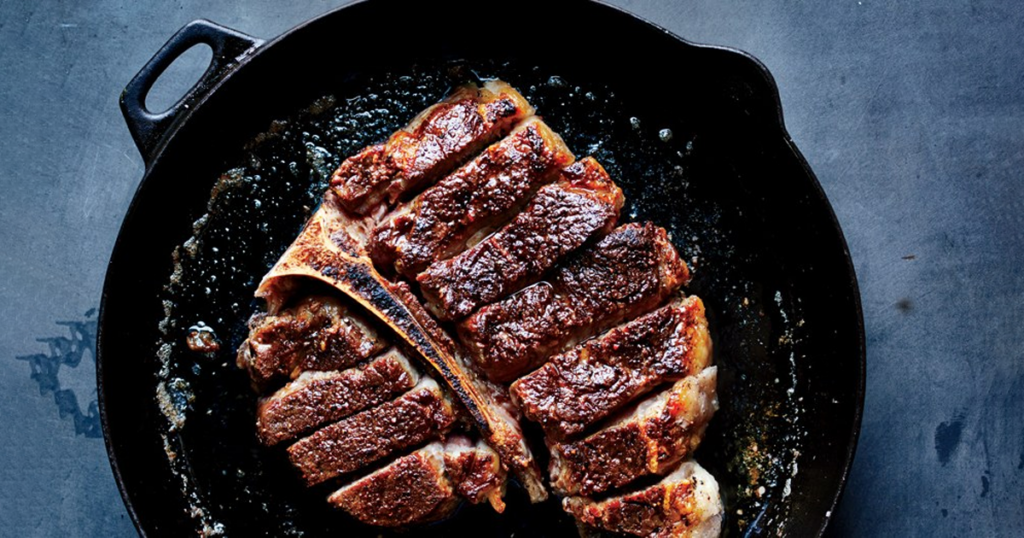 Жарка говядины на сковороде рецепт. Портерхаус стейк. Мясо на сковороде. Стейк из говядины ~ 250г. Стейк на сковороде.